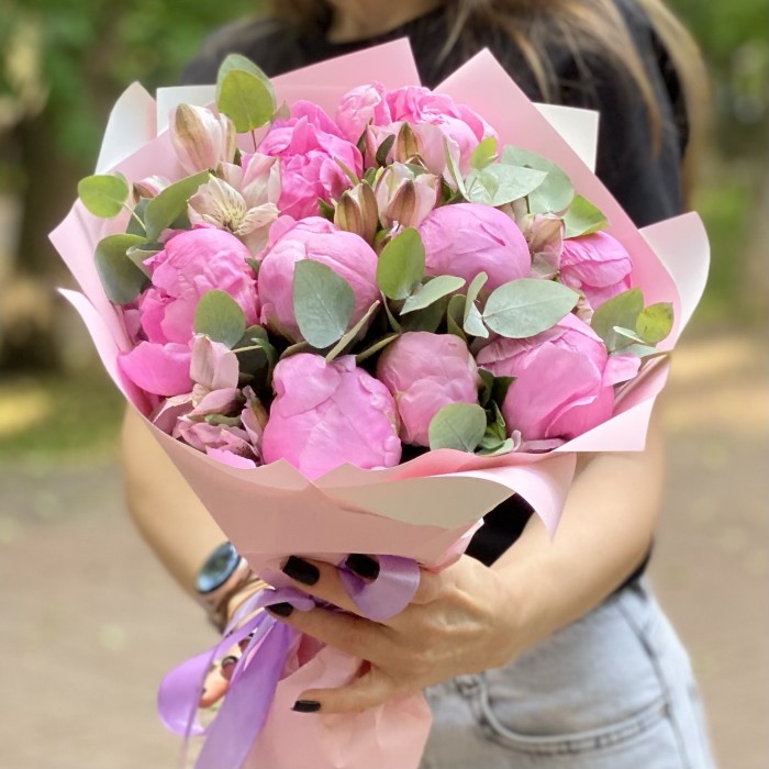 Букет из 9 пионов Флеминг с альстромерией